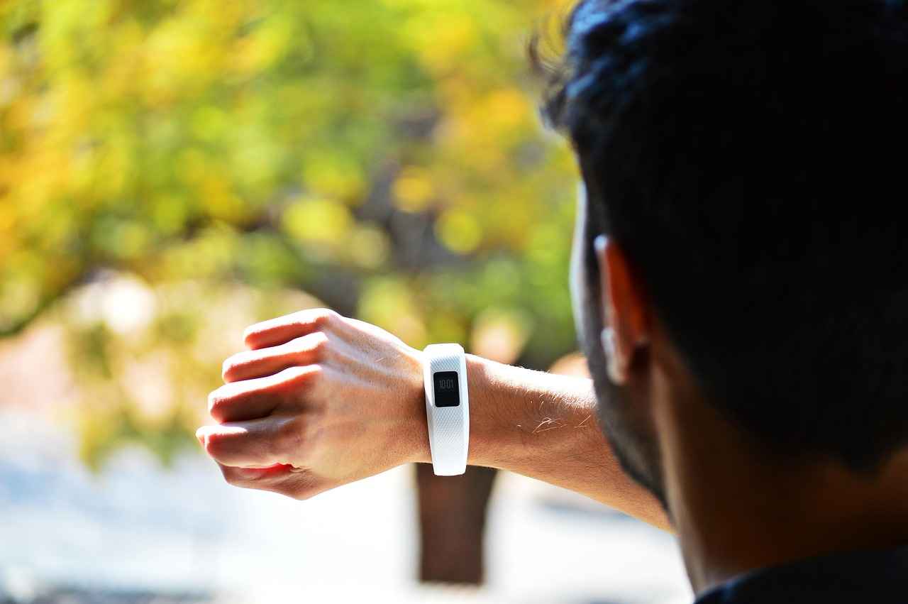 Fitbit vs. Apple Smart Watch: Which Fitness Tracker is Best? 2 Key Features Comparison
