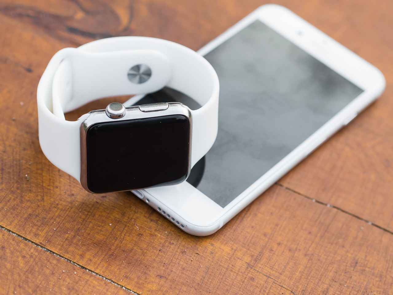 Smart Watch vs. Apple Watch: Which One Suits Your Needs? 2 Features of Apple Watch